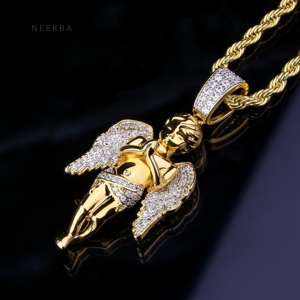 Colgante de Ángel Orando con Incrustaciones de Moissanita y Plata 925 – Símbolo de Fe y Protección, Pieza Personalizada Hecha a Mano con Alto Brillo - Product Image 3