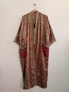 Bata de Seda Crepé Bordada, Estilo Vintage, Kimono Largo de Seda - Product Image 1