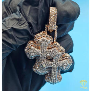 Colgante Cristiano con Incrustaciones de Diamantes, Joyería de Diseño Urbano con Acabado Plateado - Product Image 2