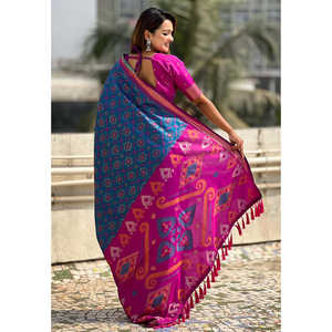 Sari Patola de Seda Suave Azul con Tejidos en Contraste, Colección de Chales de Lujo - Product Image 2