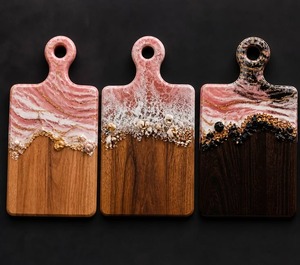 Planche à découper en bois et résine motif vague océanique avec poignée et support en ficelle, plateau de service vert mousse marine - Product Image 3