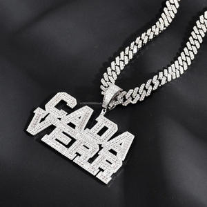 Colgante CADA VERR con Diamante Cultivado en Laboratorio de Primera Calidad, Diseño de Letras en Bloque, Cadena Cubana, Joyería Hip Hop de Lujo - Product Image 2