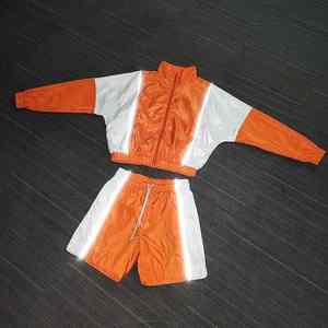 Ensemble short de sport pour femme avec logo personnalisé, coupe-vent respirant, streetwear en nylon uni, grandes tailles, vente en gros, collection Printemps 2026 - Product Image 1