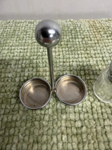 Juego básico de salero y pimentero de metal y vidrio para uso diario en la mesa, para añadir fácilmente sal y pimienta durante las comidas. - Product Image 4