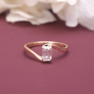Bague de fiançailles en diamant de laboratoire taille émeraude certifié IGI, en argent sterling 925 massif, style minimaliste solitaire - Product Image 1