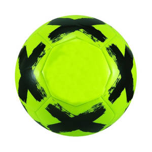 Ballon de football en PVC de couleur unie avec logo personnalisé imprimé, haute rétention d'air, durable et léger, cousu à la main - Product Image 2