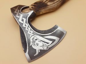 Hache décorative industrielle forgée à la main pour l'extérieur avec manche en bois, lame en acier au carbone gravée sur mesure OEM de qualité supérieure, tête barbelée - Product Image 4