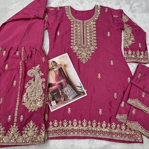 Conjunto de traje Sharara Chinon de diseñador Royal Export con bordado de lentejuelas, dupatta de chinon pesado y forro de crepé de seda. - Product Image 5