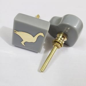 Boutons de meubles élégants en résine gris massif avec design de canard en laiton métallique Poignées décoratives uniques pour un look moderne et chic - Product Image 1