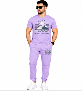 Conjunto Deportivo Morado para Hombre, Camiseta de Manga Corta con Cuello Redondo, Pantalones Largos con Estampado de Montaña, Conjunto Casual de Dos Piezas - Product Image 1