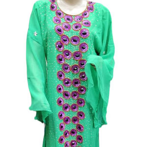 ชุดเดรสคาฟตันผ้าจอร์เจตต์สีเขียวมรกตสุดหรู ประดับคริสตัลสีม่วงราชวงศ์และลูกปัดสีทองระยิบระยับ - Product Image 1