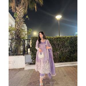 Ensemble robe XL de créateur - Bas et dupatta avec broderie au fil - Product Image 3