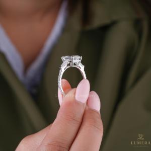 Anillo de Compromiso con Diamante Cultivado en Laboratorio de Corte Esmeralda de 3.96CT, con Diamantes Laterales Cónicos, Anillo de Boda con Tres Piedras Engastadas - Product Image 4