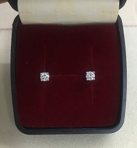 Boucles d'oreilles clous solitaires en diamant naturel Jewelspaark pour femme, 0,30 carats au total, en argent sterling 925 plaqué rhodium, taille brillant, serti à griffes - Product Image 1