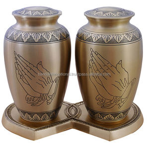 Urnas de cremación de compañero de latón de alta calidad con diseño de revestimiento y urnas de cremación de compañero funerario de metal con acabado dorado - Product Image 5