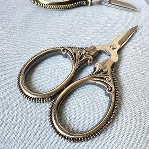 Ciseaux à lame argentée, ciseaux ornés, design classique, cadeau pour les couturiers, accessoires de couture, fournitures d'artisanat, textile - Product Image 2