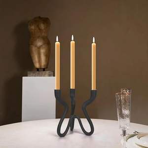 Candélabre triple porte-bougie en fonte métallique avec finition noir mat, élégant pour mariage - Product Image 2