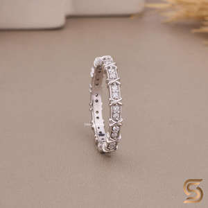 Anillo de banda cruzada de oro blanco de 14 quilates con moissanita, anillo de boda de eternidad, regalo de joyería fina ética perfecto para mujeres - Product Image 6