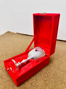 Copa de Vino con Grabado de Corazón Plateado, con Intrincado Diseño Botánico y Estuche de Regalo de Terciopelo Rojo, Elegante Copa con Tallo - Product Image 6