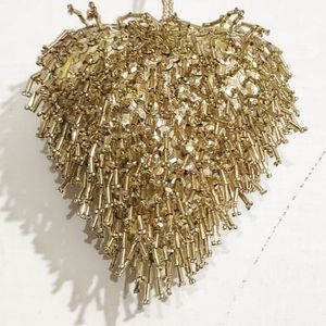 Adorno de corazón de lentejuelas doradas Glam, decoración de árbol elegante con cuentas texturizadas y dijes colgantes navideños brillantes de vacaciones - Product Image 1