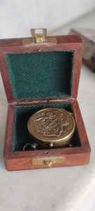 Brújula de Bolsillo de Latón Antiguo Pulido en Estuche de Madera |   Instrumento de Navegación Náutica |   Regalo de Decoración Vintage - Product Image 2