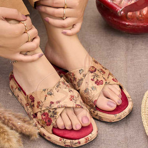 Sandalias de Plataforma con Estampado Floral Crema Antideslizantes, de Moda Atemporal, con Plantilla Acolchada de Terciopelo y Suela de Cuero Genuino - Product Image 4