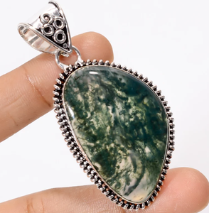 Pendentif artisanal en laiton avec pierre d'agate naturelle taillée ovale |   Bijoux unisexes plaqués argent de style bohème certifiés IGI - Product Image 2
