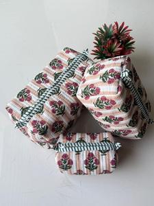 Juego de 3 Bolsas de Aseo con Estampado Floral, Bolsas de Maquillaje y Cosméticos Lavables con Bolsillos, Regalo para Ella, Regalo de Cumpleaños - Product Image 1