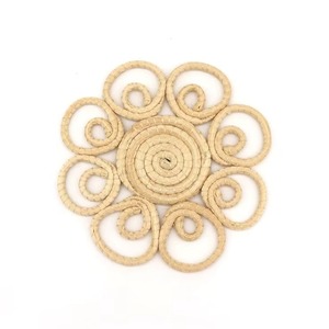 Plato Decorativo Redondo de Ratán Natural con Diseño Floral, para Accesorios de Mesa de Comedor, Venta al Por Mayor - Product Image 4