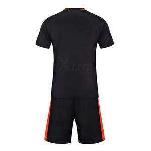 Nouvelle tenue de football avec impression personnalisée du numéro et du nom, tissu polyester de haute qualité, durable et confortable pour les joueurs - Product Image 2