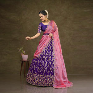 ชุดเลเฮนกาโชลีผ้าไหมบานาราซี พร้อมงานปักลายซารีหนักแน่น ประดับขอบด้วยงานปักอย่างสวยงาม เหมาะสำหรับงานแต่งงาน งานเลี้ยง และงานเฉลิมฉลอง ชุดกระโปรงดีไซเนอร์ - Product Image 3