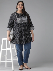 Kurti court noir en coton grande taille pour femme, imprimé Bandhej, avec col à découpe et manches trois quarts, vente en gros - Product Image 1