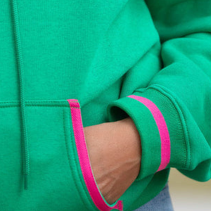Sudadera con Capucha Gráfica Verde Esmeralda con Ribete Rosa, Bolsillo Frontal, Capucha con Cordón, Manga Larga, Estilo Casual para Mujer - Product Image 4