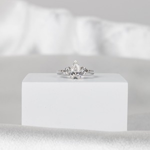 แหวนเพชรทรงลูกแพร์ 1.6 กะรัต สวยหรู สี D ความสะอาด VVS2 ประดับเพชรสามเม็ด ทองคำขาว 14K แหวนหมั้น รับรองโดย IGI - Product Image 4