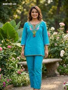 Conjunto coordinado de kurta y pantalón corto de algodón Khadi con bordado floral, diseño moderno y en tendencia, para mujer, exportador de moda. - Product Image 3