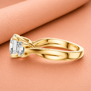 Bague de fiançailles de luxe en or jaune avec trois diamants de laboratoire taillés, bande pavée de diamants, clarté VVS1-VVS2, plaqué rhodium - Product Image 2