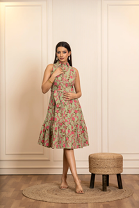 Robe mi-longue en coton à imprimé floral pour femmes |   Robe sans manches à col montant, coupe ajustée et évasée |   Vêtements élégants et décontractés pour femmes pour les vacances d'été - Product Image 4