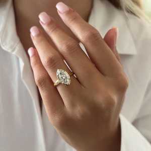 Bague de fiançailles Art Déco sertie de diamants de laboratoire de 2 carats, taille marquise, monture à griffes, or jaune massif, certifiée IGI - Product Image 3