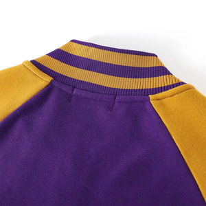 Chaqueta Varsity Morada y Dorada para Hombre, con Cierre Frontal, Bloques de Color, Estilo Béisbol Casual, Cuello Alto, Corte Regular, Material de Felpa - Product Image 4