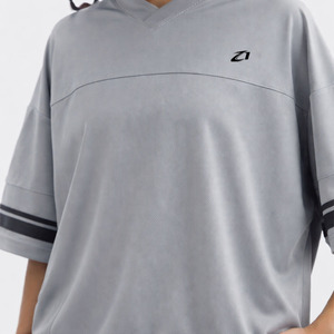 T-shirt style maillot de football américain streetwear gris en polyester, décontracté, respirant, unisexe, à rayures personnalisées, fournisseur principal - Product Image 3