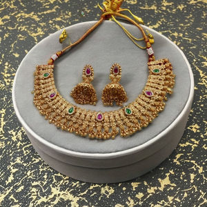 Conjunto de Collar Choker de Latón Chapado en Oro Antiguo con Incrustaciones de Piedras Verdes y Rosas, Joyería Jhumka para Bodas y Fiestas Indias - Product Image 1