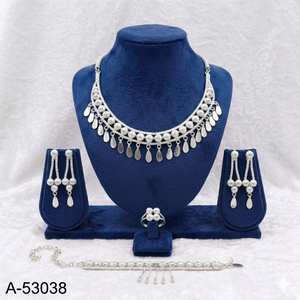 MOLL JEWELLERS ชุดเครื่องประดับหรูหราสำหรับผู้หญิง สร้อยคอพร้อมจี้ทรงคุชชั่นประดับเพชรซิร์คอน ชุบทอง 24K พร้อมต่างหู สร้อยแบบกล่อง ดีไซน์เลียนแบบ - Product Image 4