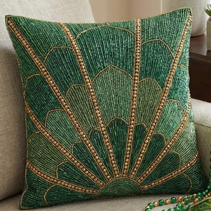 Housse de coussin perlée de luxe abordable avec motif brodé ornemental pour canapé moderne, lit et décoration intérieure sophistiquée - Product Image 1