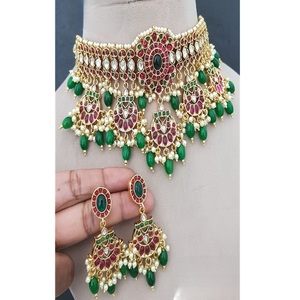 Magnifique ensemble collier ras-du-cou et boucles d'oreilles en laiton plaqué or de qualité supérieure avec perles de moissanite, style antique, collection pour mariage - Product Image 1