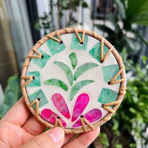 Assiette ronde en rotin tressé à la main avec incrustation, dessous de verre écologique, décoration d'intérieur TUYET DUNG, motif floral classique, fabriqué au Vietnam - Product Image 2