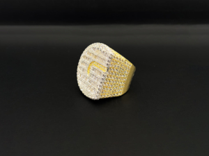 Bague de fiançailles et de mariage tendance en argent avec sertissage griffe et couronne glacée en moissanite VVS - Product Image 6