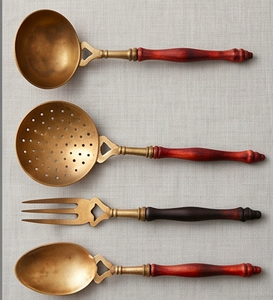 Juego de cubiertos vintage de latón con mango de madera, resistente al óxido, ideal para uso en catering y uso doméstico. - Product Image 1