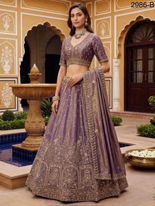 Dhwaja Export Heavy Designers pour Lehenga Choli de mariage traditionnel en soie, avec travail manuel et motif paon - Product Image 2