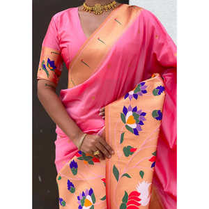 ผ้าไหมพิธานีสีชมพูอ่อน พร้อมขอบผ้าลายใหญ่แบบครึ่งซีก ประดับด้วยงานปักดิ้นทอง  งานทอผ้าอินเดียและปากีสถาน  ผ้าทอชั้นดี น้ำหนัก 700 กรัม - Product Image 1