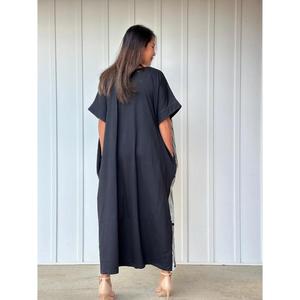 Robe Kaftan Femme Noire et Blanche, Coupe Ample Oversize, Imprimé Batik, Design Demi-Demi, Sans Manches, Décontractée, Écologique et Naturelle - Product Image 4